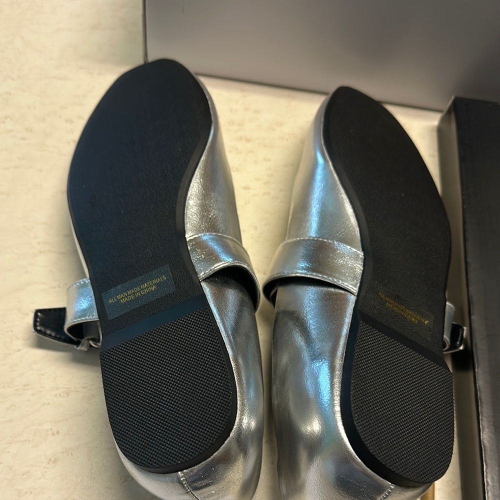 Size 10 DV by Dolce Vita Silver Flats - New Never Worn - Picture 4 of 6